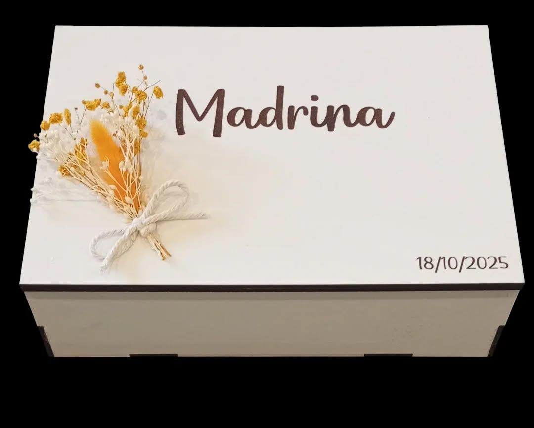 Caja personalizada con flor preservada y nombre Madrina – Regalo especial con fecha grabada – La Caseta de Julia