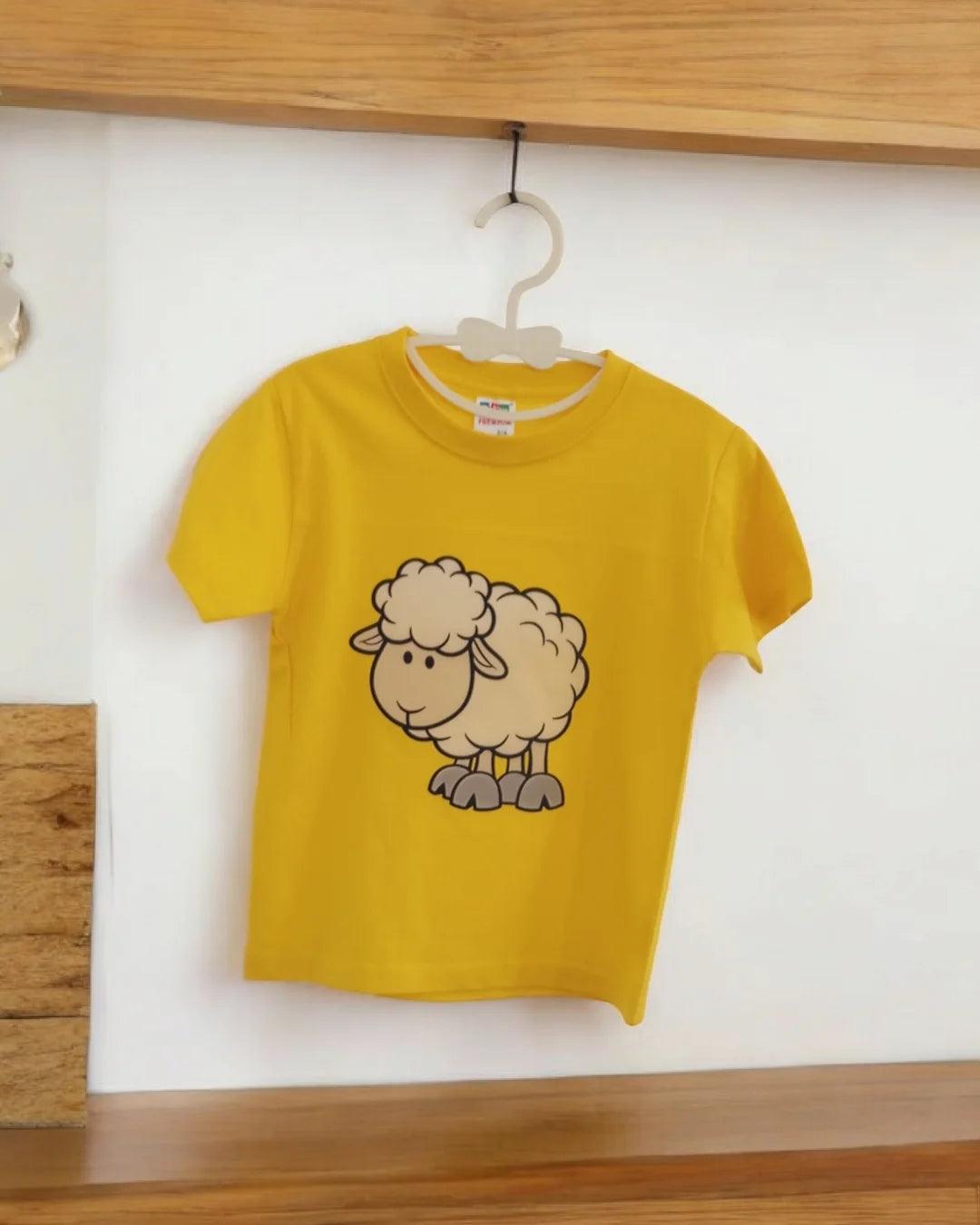 Camiseta infantil de manga corta en color mostaza con dibujo de oveja – Ropa divertida para niños – La Caseta de Julia
