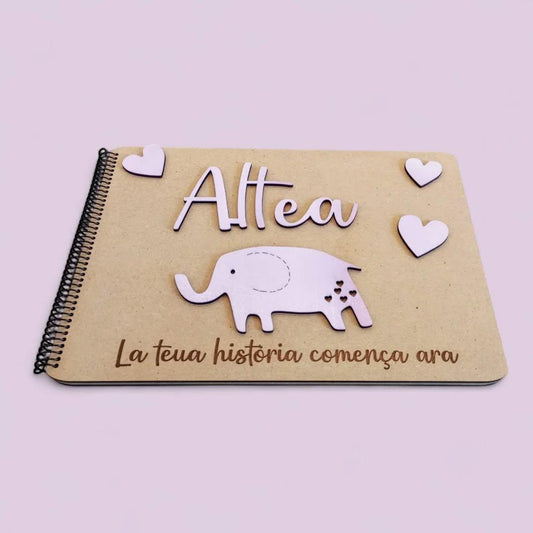 Libro de firmas personalizado para bautizo con nombre, elefante y frase “La teua història comença ara” – Modelo Altea – La Caseta de Julia