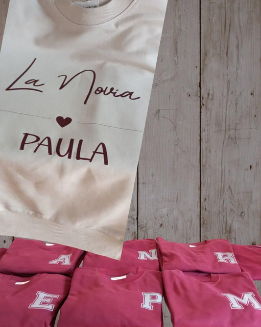 Sudaderas personalizadas para despedida de soltera con nombre de la novia y letras iniciales – Modelo Paula – La Caseta de Julia