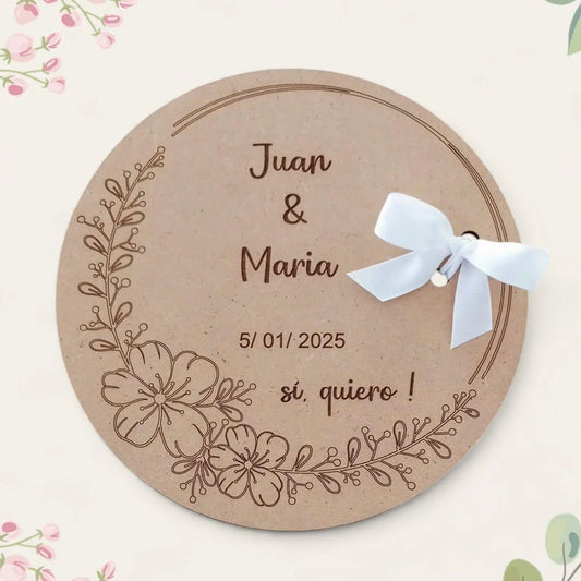 Porta anillos de madera personalizado con nombres y fecha para boda – Modelo Juan & María – La Caseta de Julia