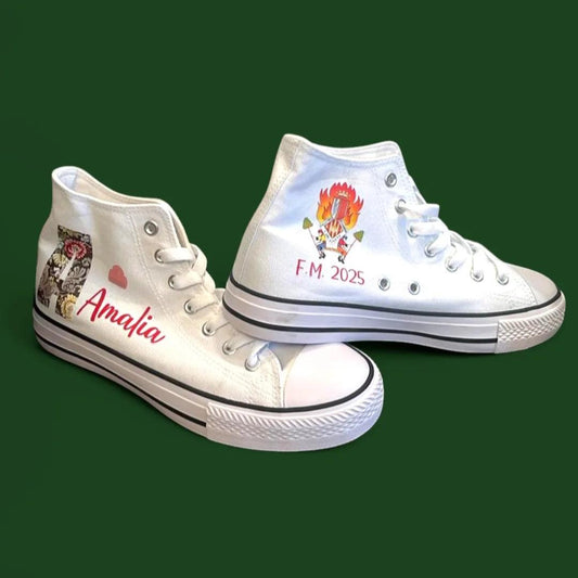 Zapatillas blancas personalizadas tipo loneta con nombre y diseño festivo – Modelo Amalia – La Caseta de Julia