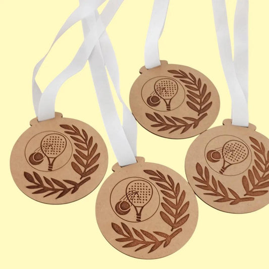 Medallas de madera MDF con diseño grabado de raqueta de tenis – Trofeos personalizados para torneos – La Caseta de Julia