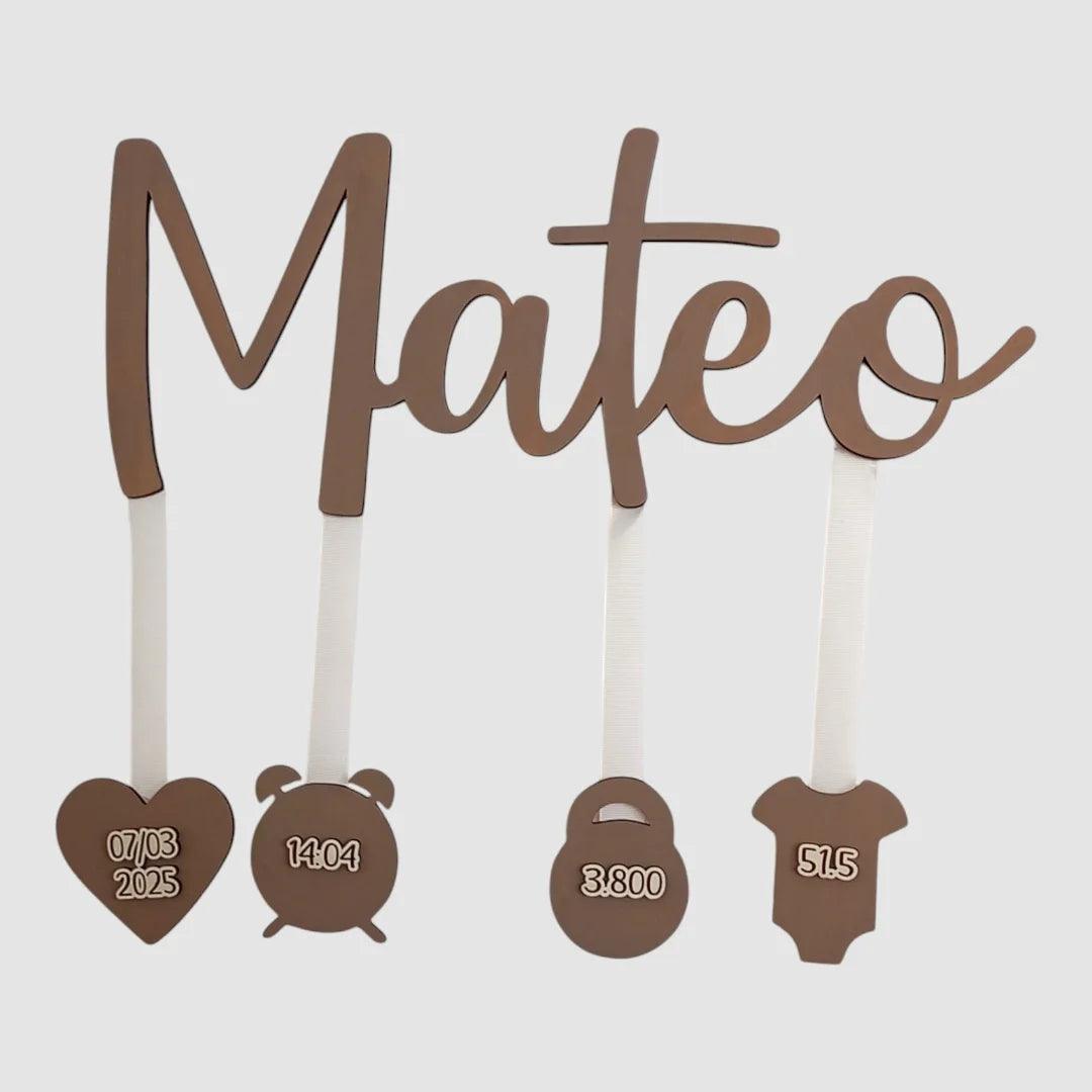 Cartel de nacimiento personalizado en madera con nombre Mateo, fecha, peso y talla – La Caseta de Julia