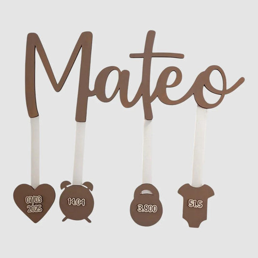 Cartel de nacimiento personalizado en madera con nombre Mateo, fecha, peso y talla – La Caseta de Julia